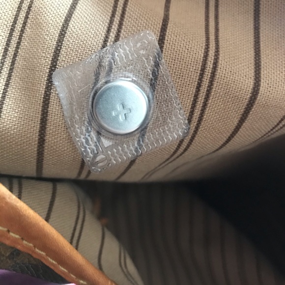 Camellia Flower Magnetic Vegan Leather Bag Charm - Picture 5 of 16